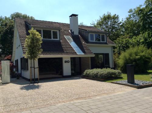 uma casa com um telhado no topo de uma entrada em Nummer 20 em Zoutelande