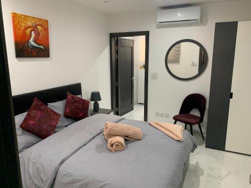 מיטה או מיטות בחדר ב-Willeg Retreats 7B Luxury Apartment Shared Pool