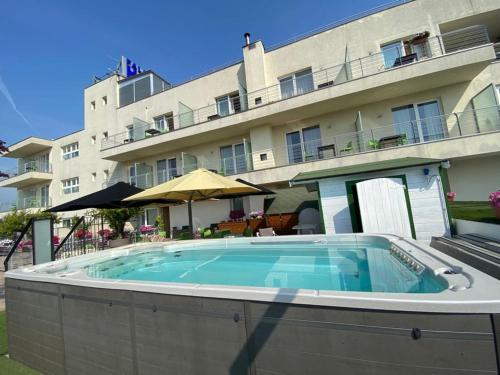 una gran piscina frente a un edificio en Palace Hotel & SPA La CONCHIGLIA D' ORO, en Vicenza