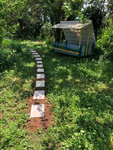 Mini Hostel,Eco Chakviにある庭