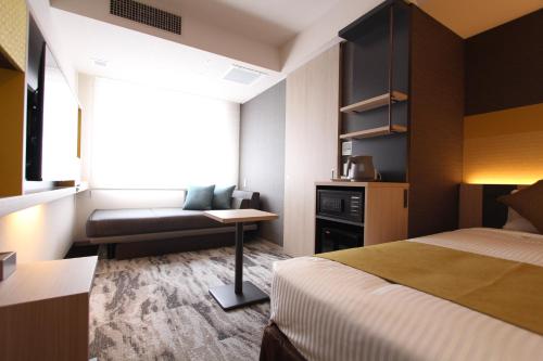 Una cama o camas en una habitación de KOKO HOTEL Tsukiji Ginza