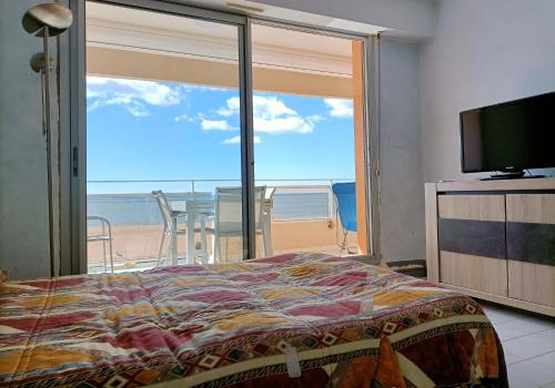 - une chambre avec une grande fenêtre donnant sur la plage dans l'établissement Appartement T2, 2 a 4 Personnes avec une Vue sur Mer 4TL25, à Narbonne-Plage