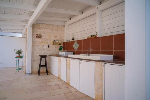 - une cuisine avec un évier et un comptoir dans l'établissement Trulli Brunone, à Castellana Grotte