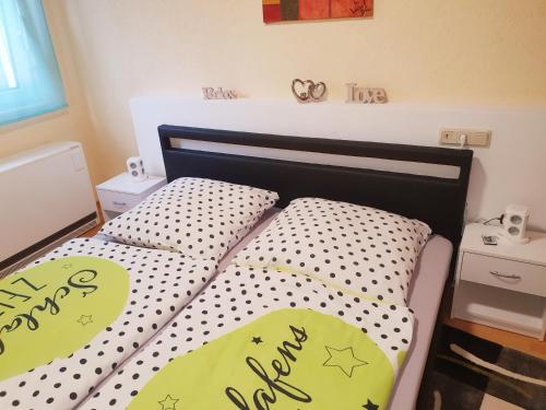ein Schlafzimmer mit einem Bett mit zwei Kissen darauf in der Unterkunft Ferienhaus am Osterberg in Quedlinburg