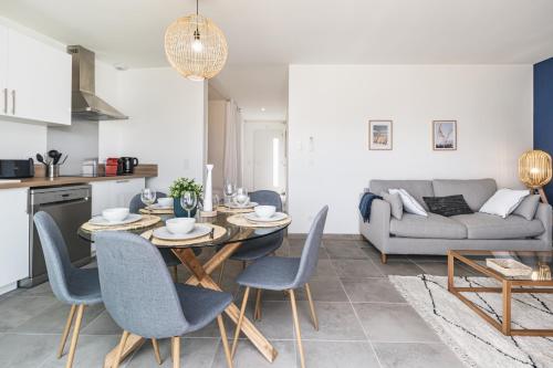 une cuisine et un salon avec une table et des chaises dans l'établissement Le Seignosse, à Saint-Vincent-de-Tyrosse