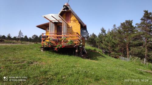 a house on the back of a truck in a field at Andrića Sokak 2 in Divčibare