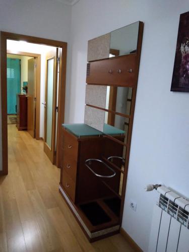 ein Ankleidezimmer mit einem Spiegel und einer Kommode in der Unterkunft Alto Aguieira in Viseu
