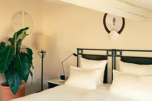 En eller flere senge i et værelse på Hotel la Ponche