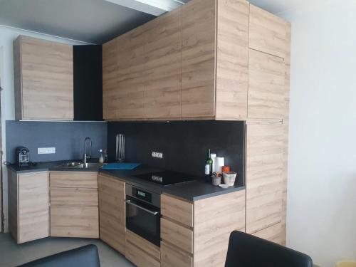 
A kitchen or kitchenette at Appartement met 2 slaapkamers op zeedijk Middelkerke
