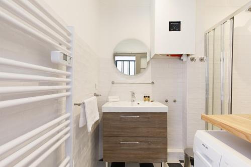 une salle de bain avec un lavabo et un miroir dans l'établissement La Colline YourHostHelper, à Cannes