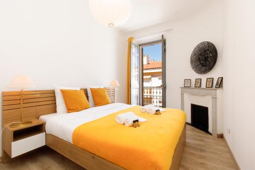 une chambre avec un lit avec des serviettes dessus dans l'établissement La Colline YourHostHelper, à Cannes