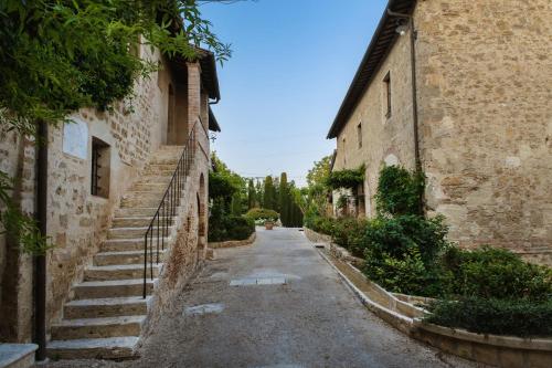 an alley way between two buildings in an italian village at Relais Della Rovere in Colle Val D'Elsa
