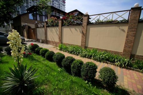 a garden with plants on the side of a building at Апартаменти Маяк in Odesa
