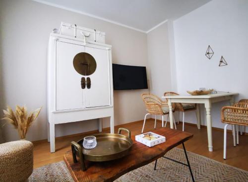 a living room with a bowl on a table at Quedlinburg Marktplatz-Suites in Quedlinburg