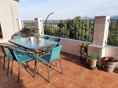 a patio with a table and chairs on a balcony at Casa rural "Garnacha de Borja" guest home in Borja