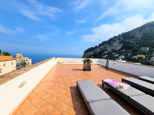 Elle comprend un balcon offrant une vue sur l'océan. dans l'établissement La Casa Dei Venti, à Amalfi