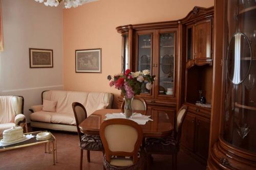 un soggiorno con tavolo e vaso di fiori di Casa Celeste 2 a Noto