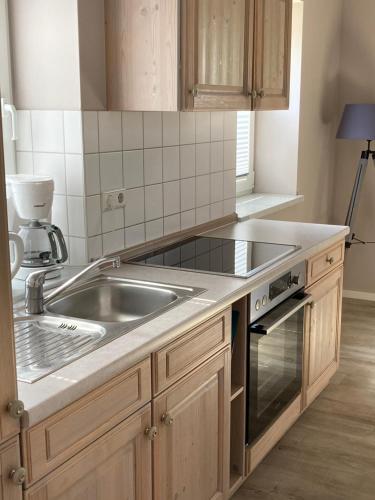 A kitchen or kitchenette at Windland- Hiddensee