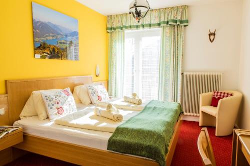 sypialnia z dwoma łóżkami i oknem w obiekcie Hotel garni Weberhäusl w mieście Strobl