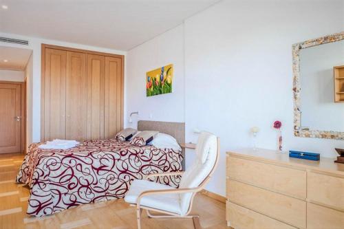 En eller flere senge i et værelse på Sublime Vilamoura Aquamar 106 by JG Apartments