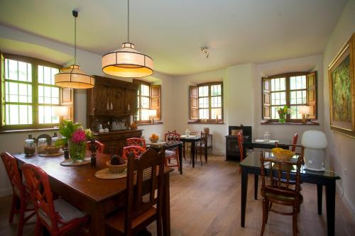 uma cozinha e sala de jantar com mesa e cadeiras em Casona de Indias em Piloña