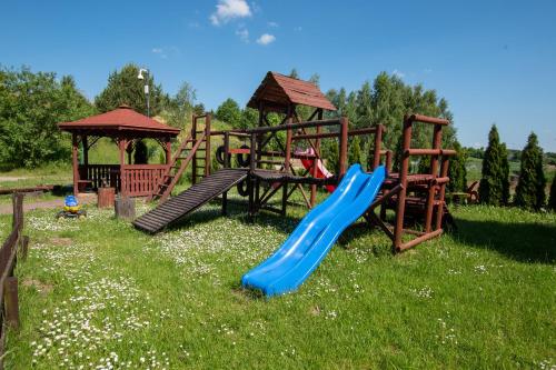 Herní místnost nebo prostor pro děti v ubytování DOMKI ZACISZE Chmielno Kaszuby - nowe i wyjątkowe cottage - spokój