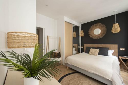 une chambre avec un lit et une plante en pot dans l'établissement Jungle Juice, à Paris