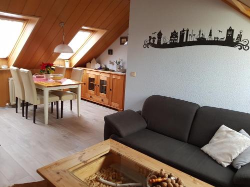 een woonkamer met een bank en een tafel bij Ferienwohnung 2 - Leopold in Cuxhaven