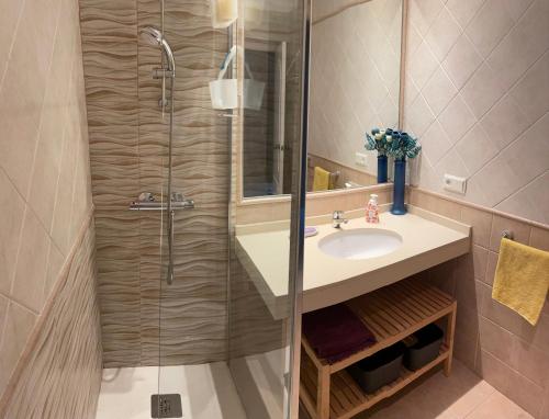 a bathroom with a sink and a shower at FANTASTICAS ZONAS COMUNES in Caleta De Velez