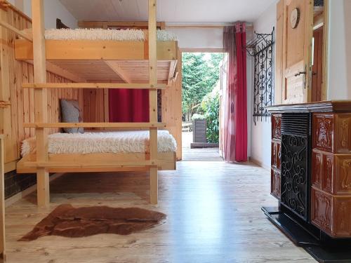 pokój z 2 łóżkami piętrowymi w domu w obiekcie Alm-Ferienhaus Gaisegg am Klippitztörl w mieście Bad Sankt Leonhard im Lavanttal
