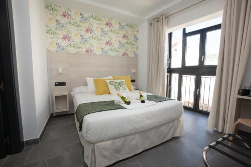 Postel nebo postele na pokoji v ubytování NERJA-CENTRO-JACUZZI- MIRADOR DE LA ERMITA- Adults Recommended