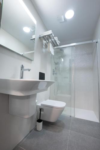 Koupelna v ubytování NERJA-CENTRO-JACUZZI- MIRADOR DE LA ERMITA- Adults Recommended