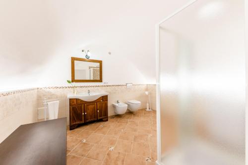 bagno con 2 servizi igienici, lavandino e specchio di CASA BELLAVISTA Scala Minuta Amalfi Coast a Scala