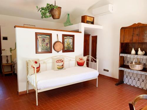 a room with a white bench in a room at Il Forno Di Renzo in Castiglione della Pescaia