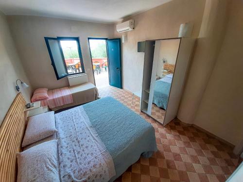 una camera da letto con un letto e un grande specchio di Locanda Adele a Parghelia