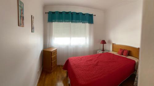 コスタ・ダ・カパリカにあるCosta Marのベッドルーム1室(赤いベッド1台、窓付)