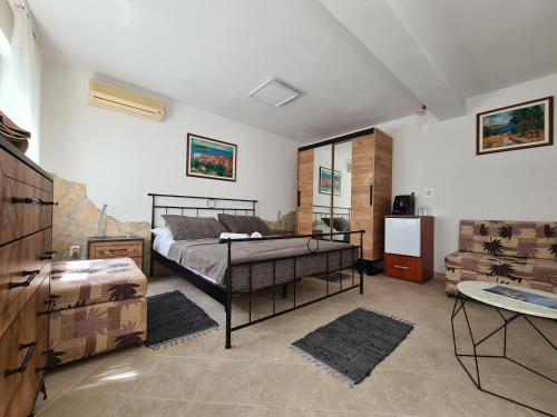 um quarto com uma cama e uma cómoda em Bed and Breakfast Villa Klaic em Dubrovnik