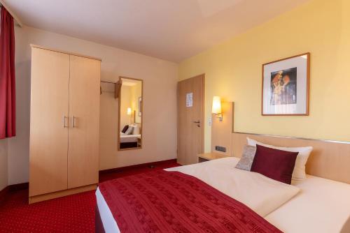 Giường trong phòng chung tại Hotel An der Eiche