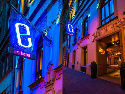 um edifício com uma placa que lê hotel de arte em Bohem Art Hotel em Budapeste