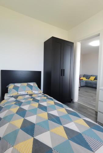 a bedroom with a bed with a blue and yellow at Apartment PEK in Crikvenica