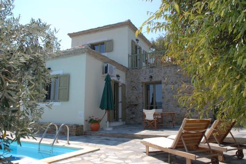 Swimmingpoolen hos eller tæt på Erato villa