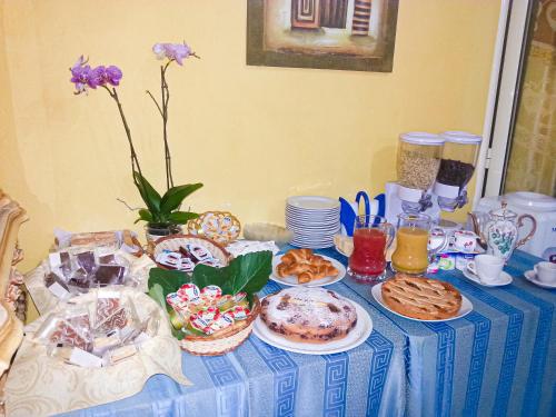 een blauwe en witte tafel met eten erop bij Locanda Adele in Parghelia