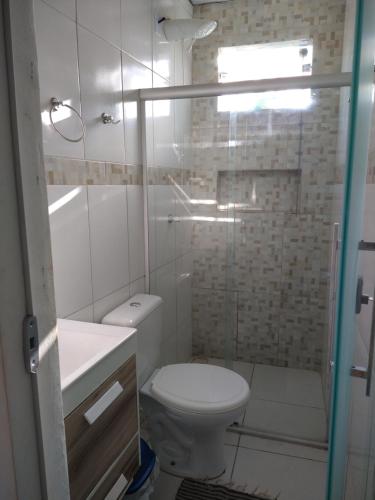 y baño con aseo, lavabo y ducha. en Residencial dos Ipês, en Itacaré