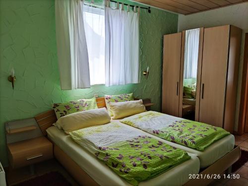 מיטה או מיטות בחדר ב-Moselperle Hotel Garni