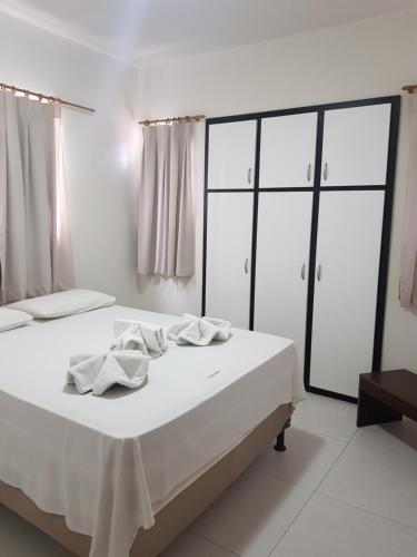 Condomínio João Bezerra II في جواو بيسوا: غرفة نوم بيضاء مع سرير كبير مع شراشف بيضاء