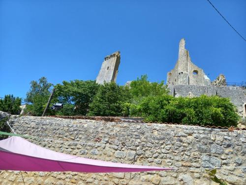 a stone wall with a castle in the background at hô choucas in Chauvigny