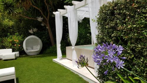 a garden with a bath tub and a toilet at Hotel Villa Fanny in Cagliari