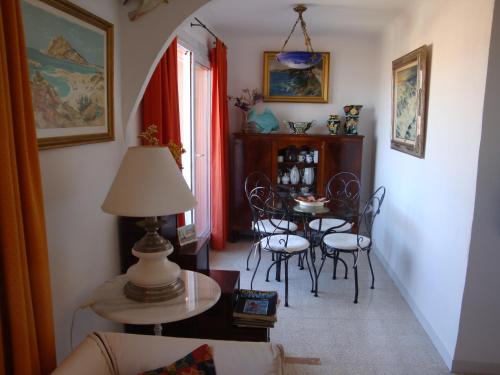 un salon avec une table et des chaises dans l'établissement les terrasses du Suquet, à Cannes