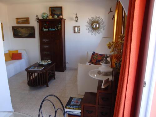 un salon avec un canapé et une table dans l'établissement les terrasses du Suquet, à Cannes