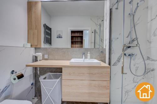 a bathroom with a sink and a shower at Apartamenty ApartPark - visitopl in Świnoujście